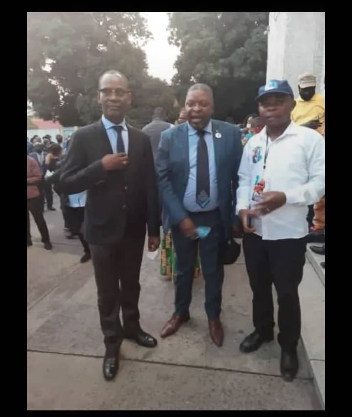 Groupe avec Bannière APKA