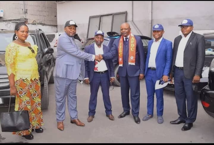 Réunion Intérieure avec Drapeaux