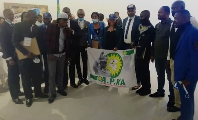 Groupe APKA devant Bâtiment